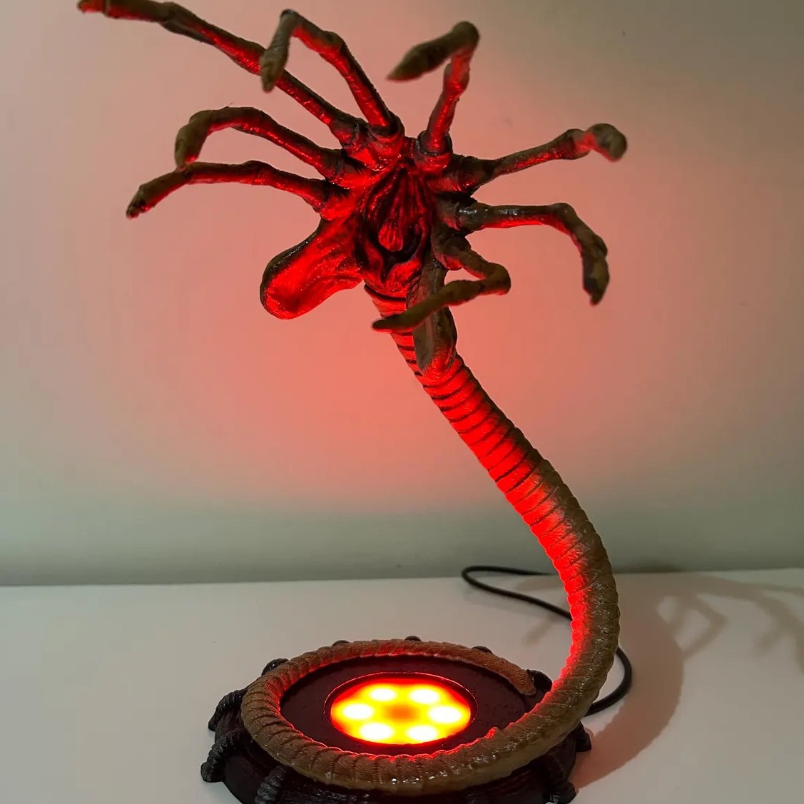 مصباح على شكل وجه كائن فضائي،  - مراجعة Home Lighting And Decor وسعره